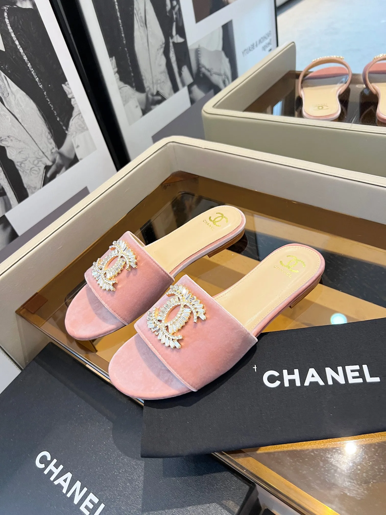 👟👟Ex-factory price 420👟👟 Genuine leather bottom +40 🎉🎉🎉Chanel Xiaoxiang C family sandals series official website synchronization, classic and elegant, casual wear 🌹🌹🌹🌹Original logo ~ Made of imported cowhide and C family custom fabrics, a variety of colors for the goddess to choose from! ❤️❤️❤️❤️ Code number: 36~40 (customized 35, 41, 42, 43, 44 are not returnable or exchangeable): Rubber leather sole +40
